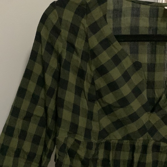 Jade green and black blouse from old navy. With low neck and puff sleeves. - Picture 4 of 5